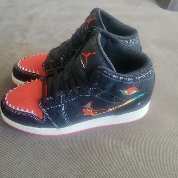 Nike Air Jordan 1 Mid SE Siempre Familia (GS) Youth Size 6 Y DN5121-001 Sneakers - Picture 4 of 9